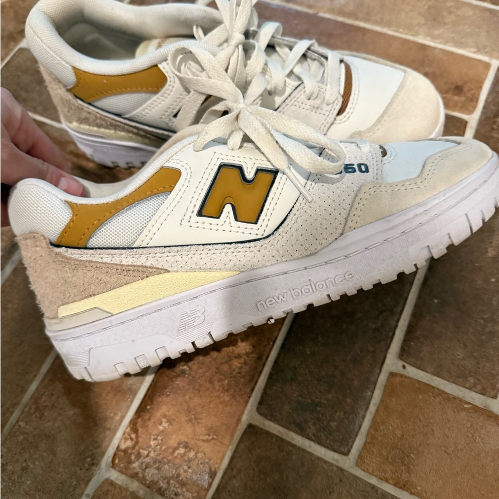 New Balance 550 Sneakers - White and beige
